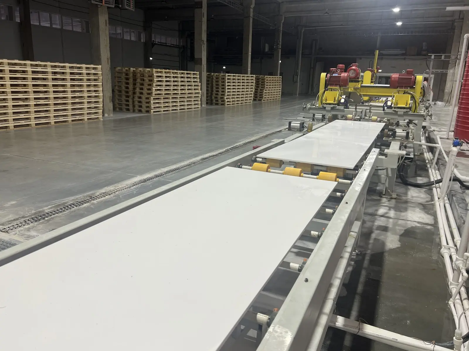 White acrylic solid surface sheet leaving the LISTACRYL casting line before calibration