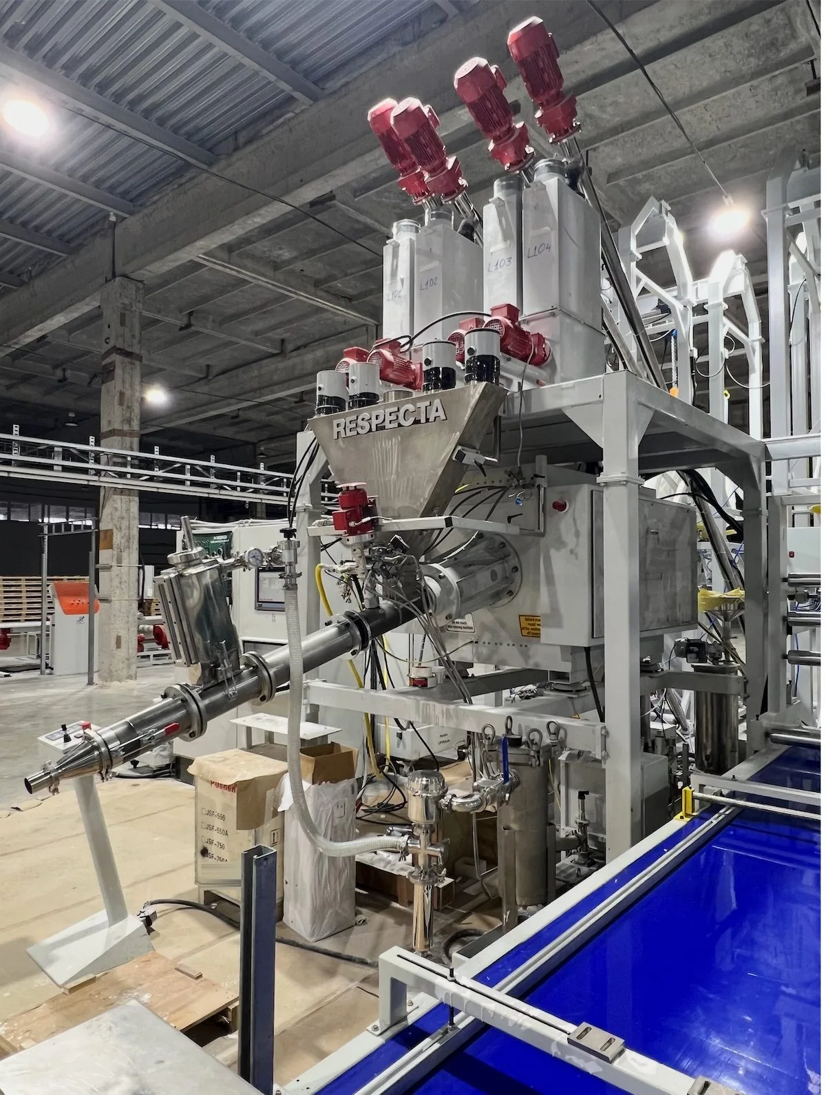 RESPECTA gravimetric doser on the LISTACRYL line feeding mineral fillers through several channels