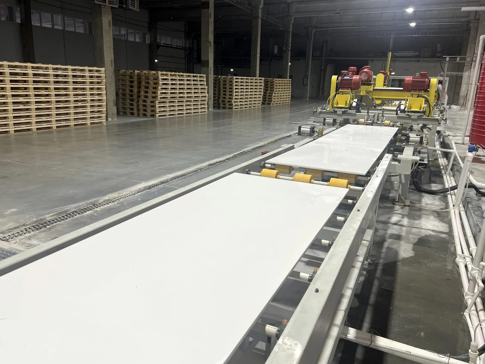 LISTACRYL casting line — a white sheet of acrylic solid surface being formed on the conveyor belt