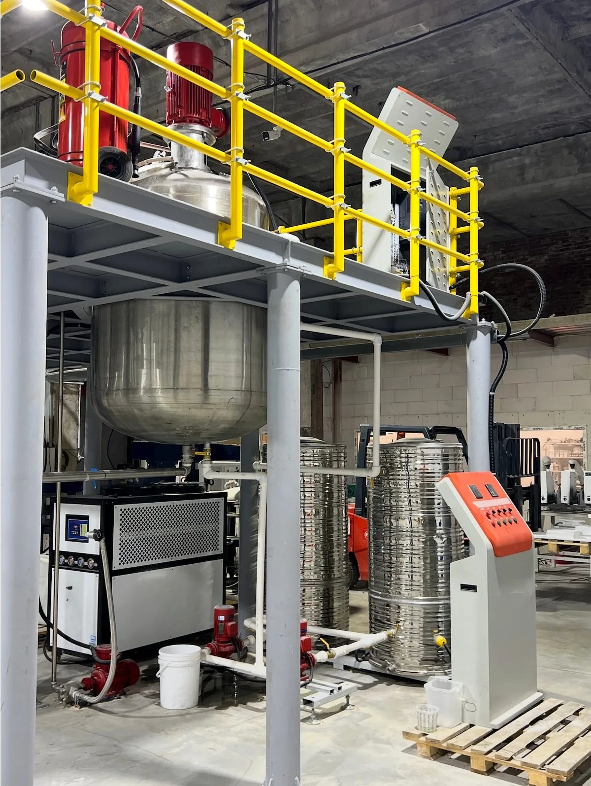 Reactor-mixer preparing the binder at the LISTACRYL site, with its cooling loop