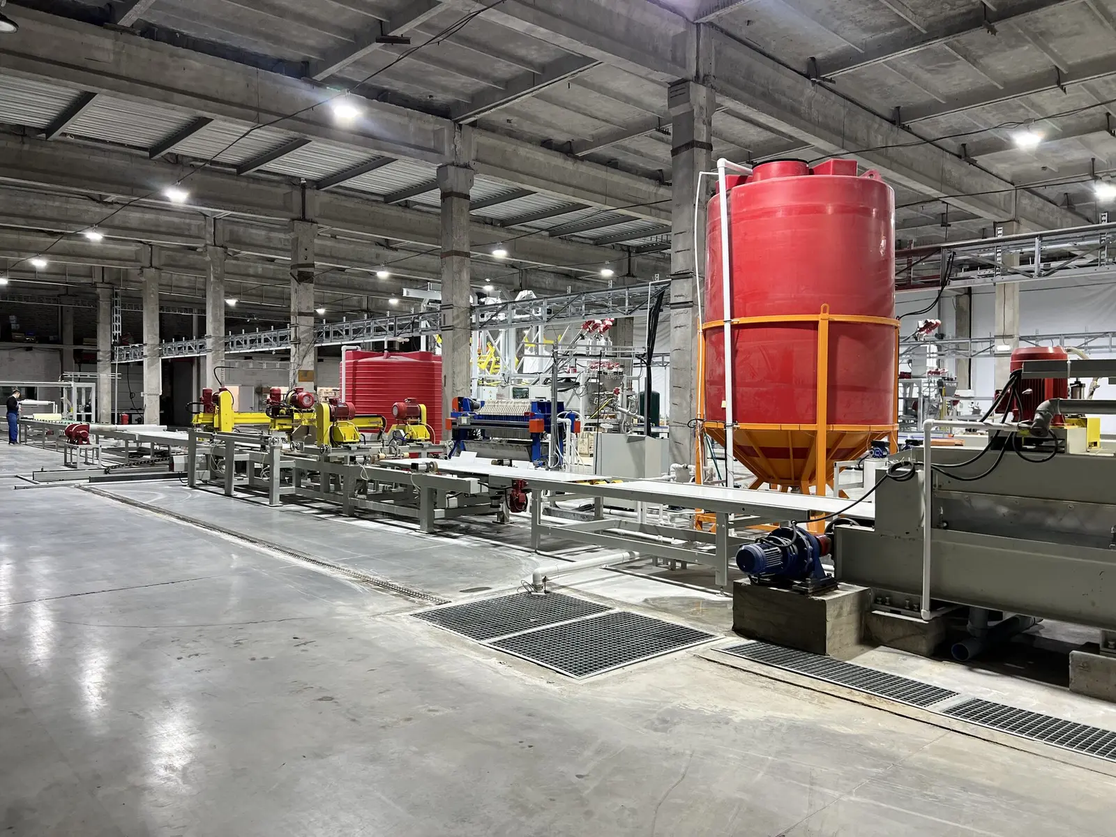 LISTACRYL hall in Kirishi with the red compound reactor and the acrylic solid surface casting line