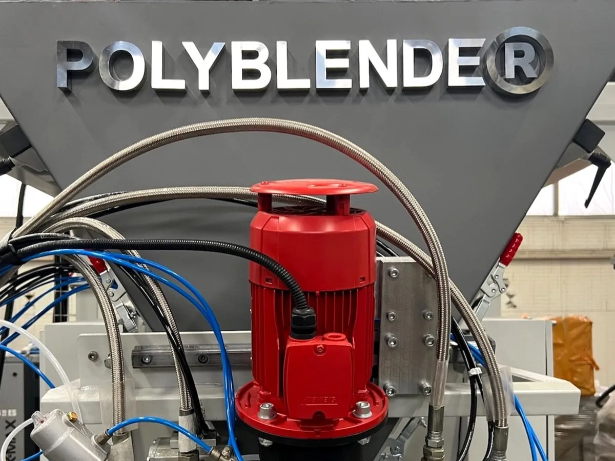 POLYBLENDER dosing and mixing head on the LISTACRYL line, close view of the unit with a red drive